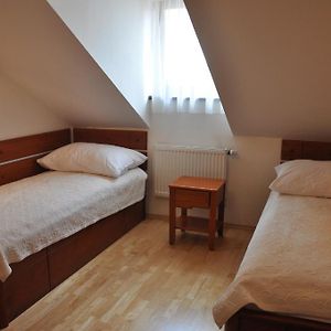 Kamer met Twee Aparte Bedden in de Zolder